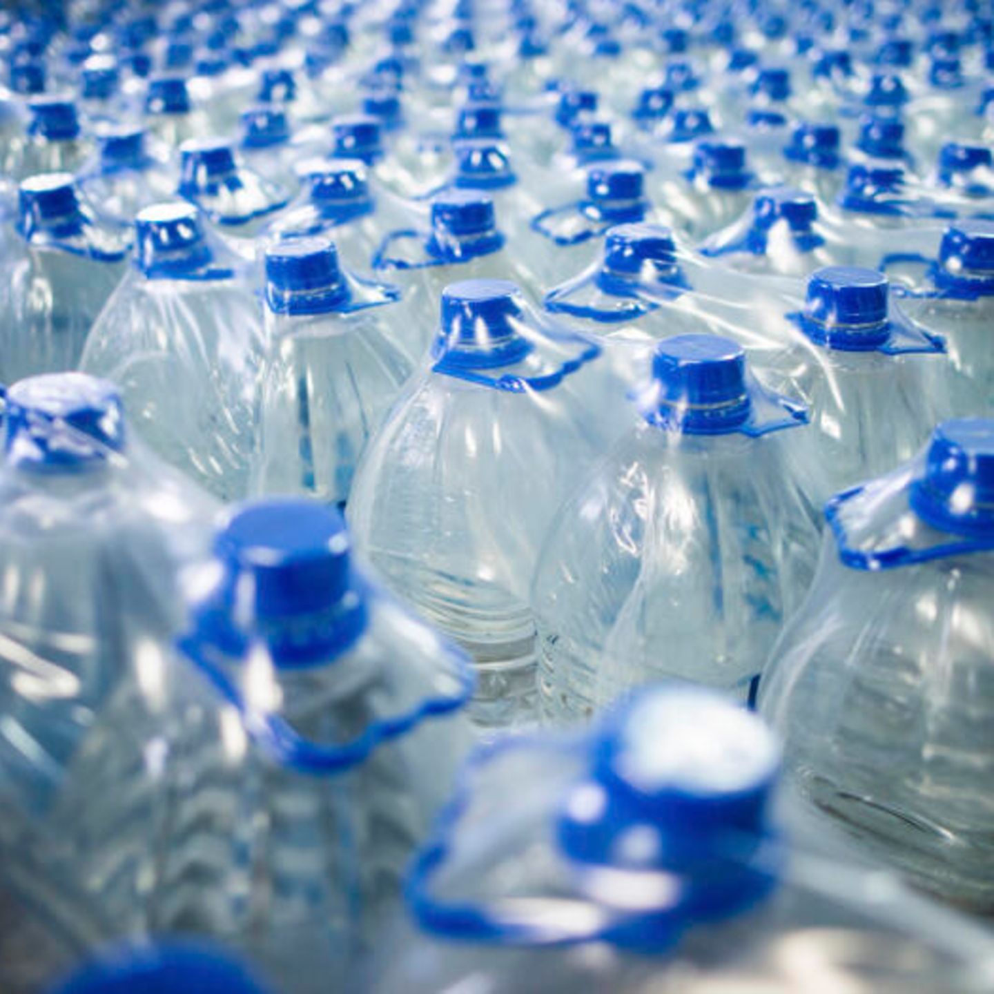 Unmengen Nanoplastik verunreinigen Wasser aus Plastikflaschen