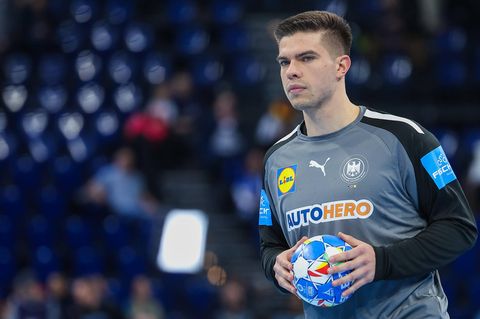 Renars Uscins schaut ernst und hält den Ball
