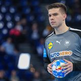 Renars Uscins schaut ernst und hält den Ball