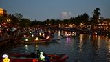 Beleuchtete Boote auf einem Fluss in Hoi An