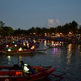 Beleuchtete Boote auf einem Fluss in Hoi An