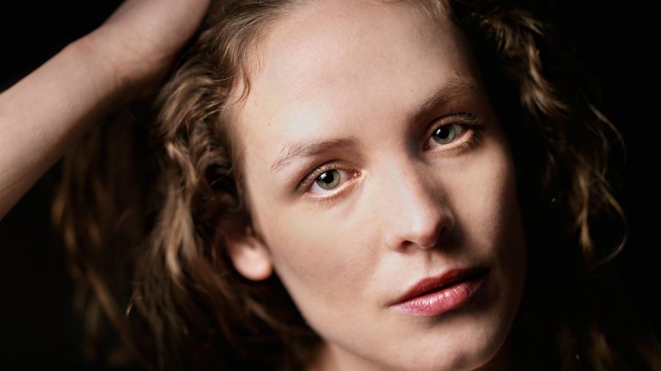 Katharina Lorenz  richtet sich die Haare