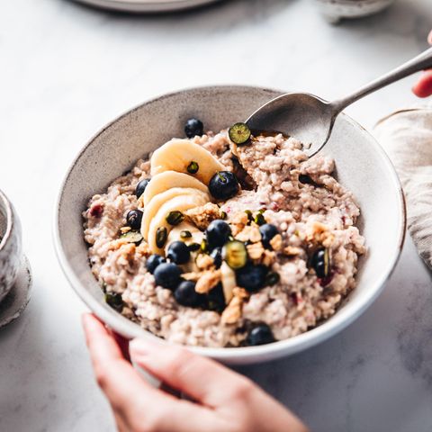 Gesunde Ernährung: Eine Schale mit Haferbrei, Nüssen und Obst