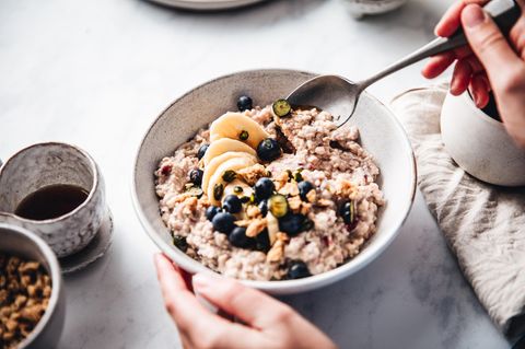 Gesunde Ernährung: Eine Schale mit Haferbrei, Nüssen und Obst