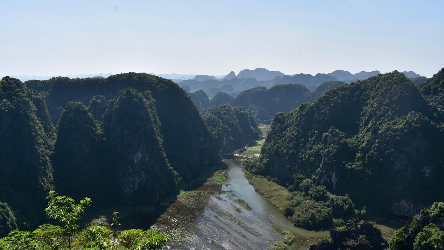 Ninh Binh Blick auf einen von Karststeinfelsen umgebenen Fluss