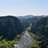 Blick auf einen von Karststeinfelsen umgebenen Fluss