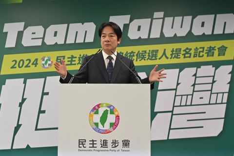Taiwan: William Lai auf einer Wahlkampfbühne vor dem Mikrofon