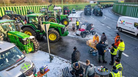 Bauern blockieren Zugangsstraßen zum Containerterminal Bremerhaven