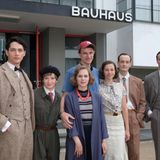 Es war ihre erste größere Rolle in Deutschland: In dem ARD-Film "Lotte am Bauhaus" übernahm Hacke 2019 die Rolle der Anni Fleischmann (3.v.r.), die nach ihrer Heirat als Anni Albers eine bekannte Textilkünstlerin und Grafikerin werden sollte. Mehr als vier Millionen Zuschauer schalteten damals ein