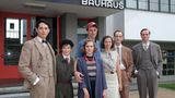 Es war ihre erste größere Rolle in Deutschland: In dem ARD-Film "Lotte am Bauhaus" übernahm Hacke 2019 die Rolle der Anni Fleischmann (3.v.r.), die nach ihrer Heirat als Anni Albers eine bekannte Textilkünstlerin und Grafikerin werden sollte. Mehr als vier Millionen Zuschauer schalteten damals ein