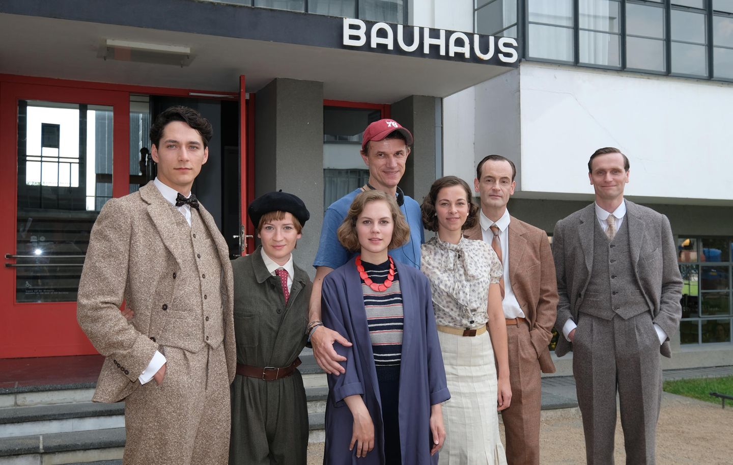 Es war ihre erste größere Rolle in Deutschland: In dem ARD-Film "Lotte am Bauhaus" übernahm Hacke 2019 die Rolle der Anni Fleischmann (3.v.r.), die nach ihrer Heirat als Anni Albers eine bekannte Textilkünstlerin und Grafikerin werden sollte. Mehr als vier Millionen Zuschauer schalteten damals ein