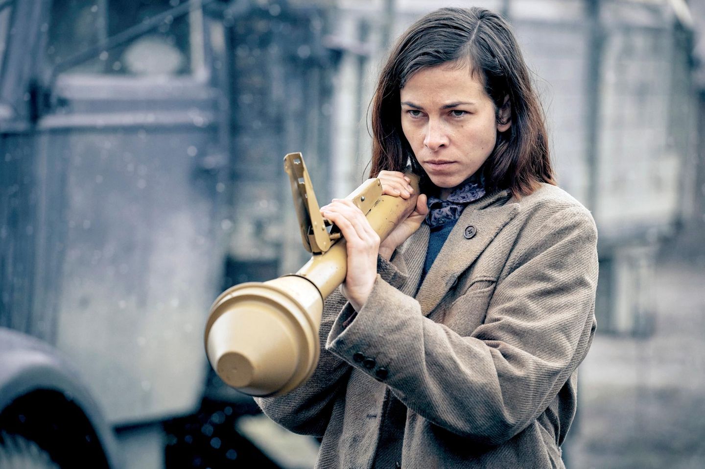 Es ist ihr bislang größter Auftritt: In dem im Mai 2023 erschienenen Netflix-Film "Blood & Gold" von Regisseur Peter Thorwarth ("Bang Boom Bang") übernahm Marie Hacke die Hauptrolle der Elsa, die in den letzten Tagen des Zweiten Weltkrieges gegen die Waffen-SS kämpft. Thorwarth besetzte den Actionthriller bewusst mit unbekannten Gesichtern - spätestens nach diesem Film gilt das für die 36-Jährige nicht mehr