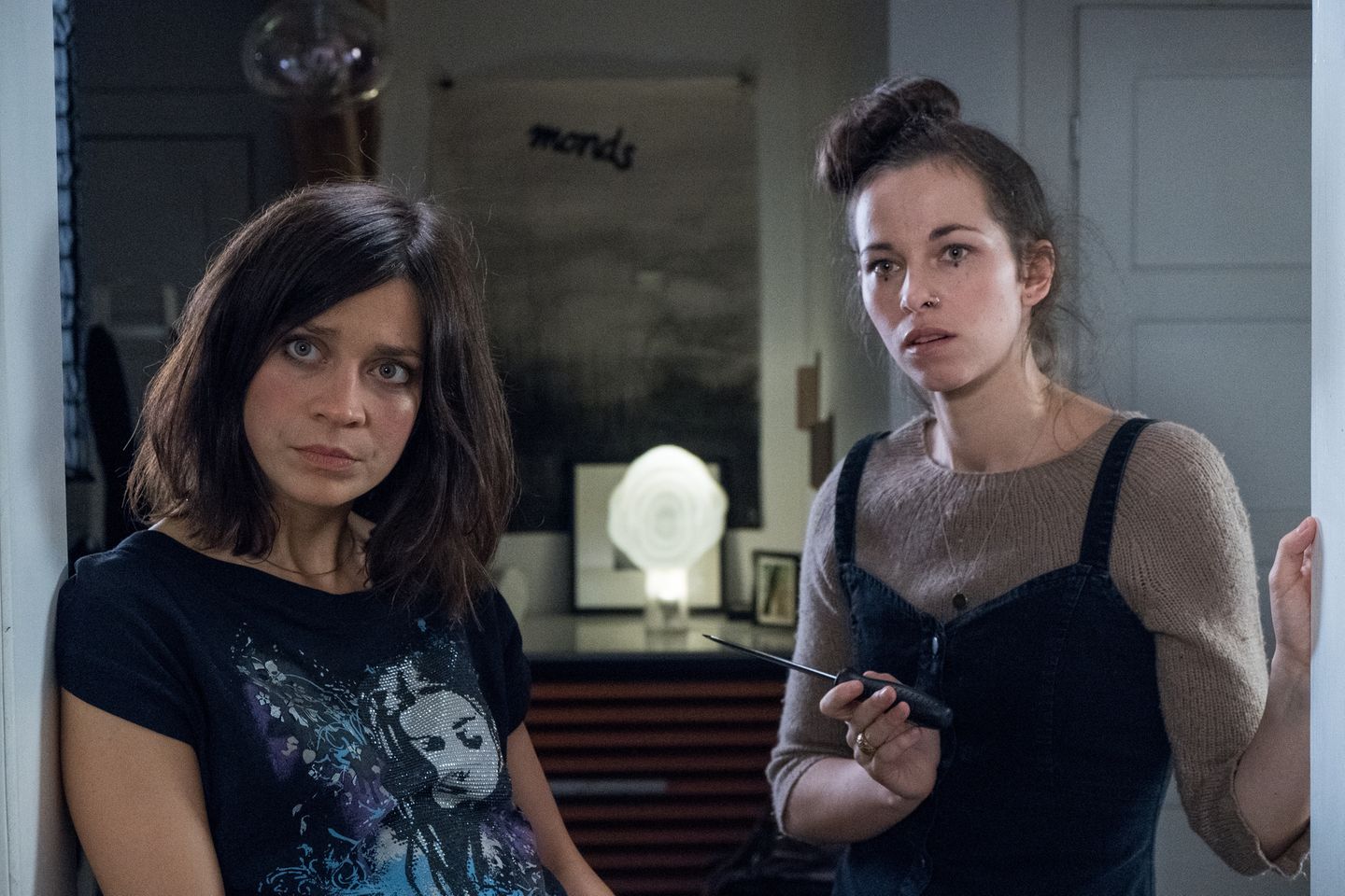 2020 spielte sie in der Dramedy-Serie "Aus dem Tagebuch eines Uber-Fahrers" mit, die auf der Streamingplattform joyn+ Premiere feierte. In vier der sechs Episoden war Hacke in der Rolle der besten Freundin von Nadja (Claudia Eisinger, l.) zu sehen, die bei einem One-Night-Stand schwanger geworden ist