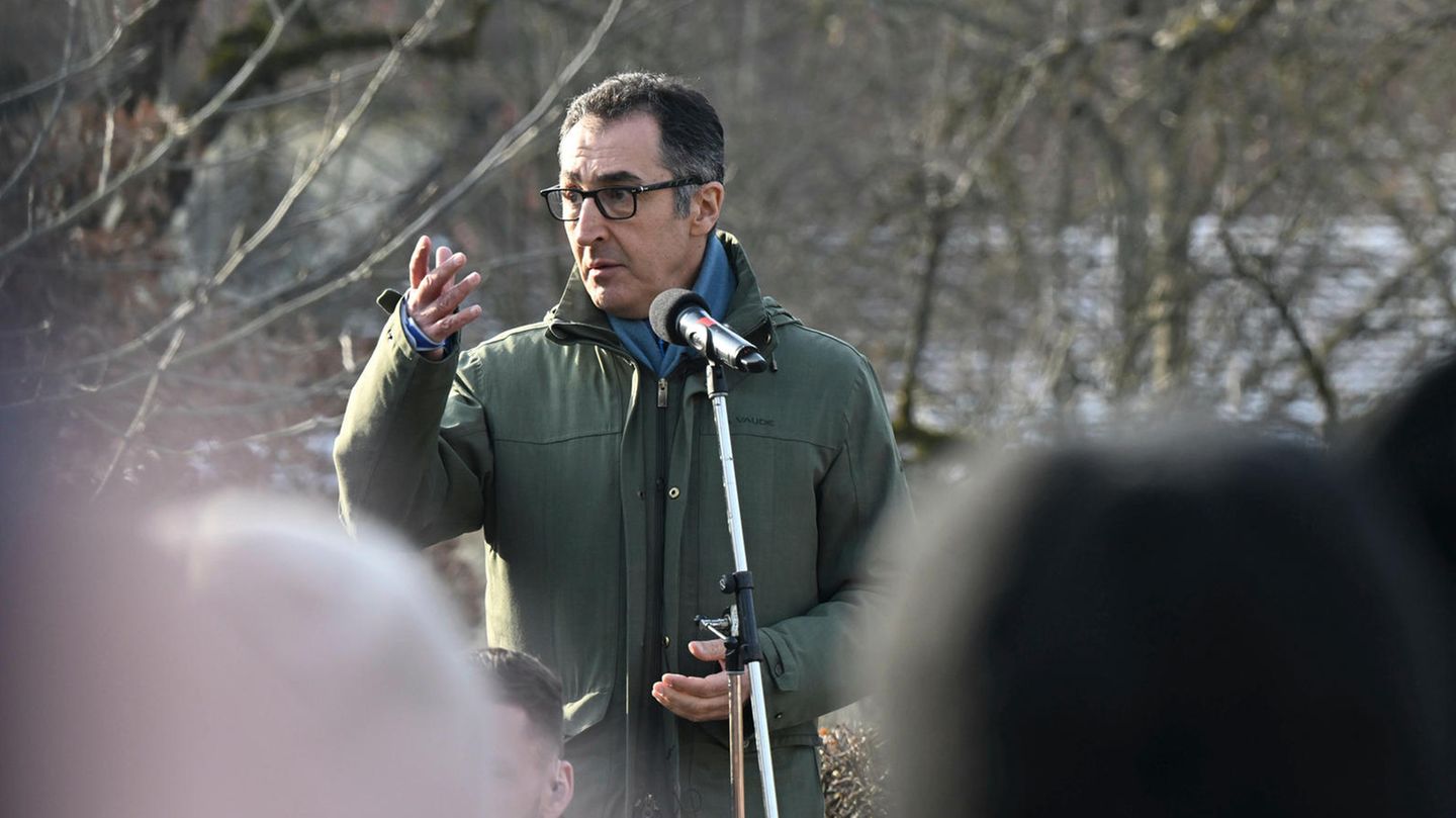 Cem Özdemir spricht zu den Bürgern in Ellwangen aufgrund der Bauernproteste