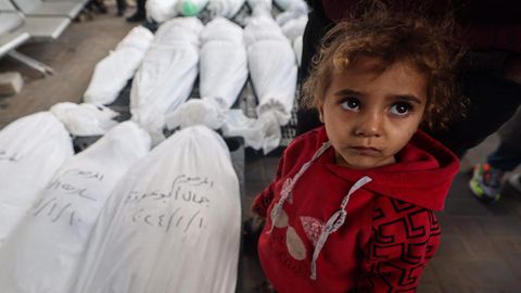 Ein Kind steht im Gazastreifen bei den Leichensäcken von Familienmitgliedern des hochrangigen Hamas-Mitglieds Ayman Nofal