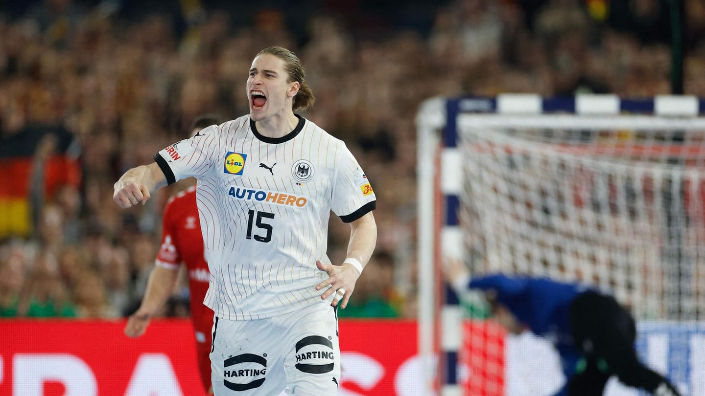 Juri Knorr feiert den ersten Sieg des deutschen Teams bei der Handball-EM