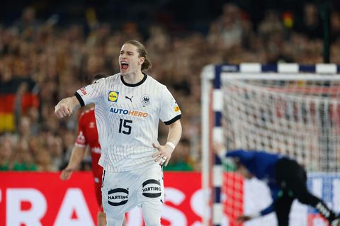 Juri Knorr feiert den ersten Sieg des deutschen Teams bei der Handball-EM