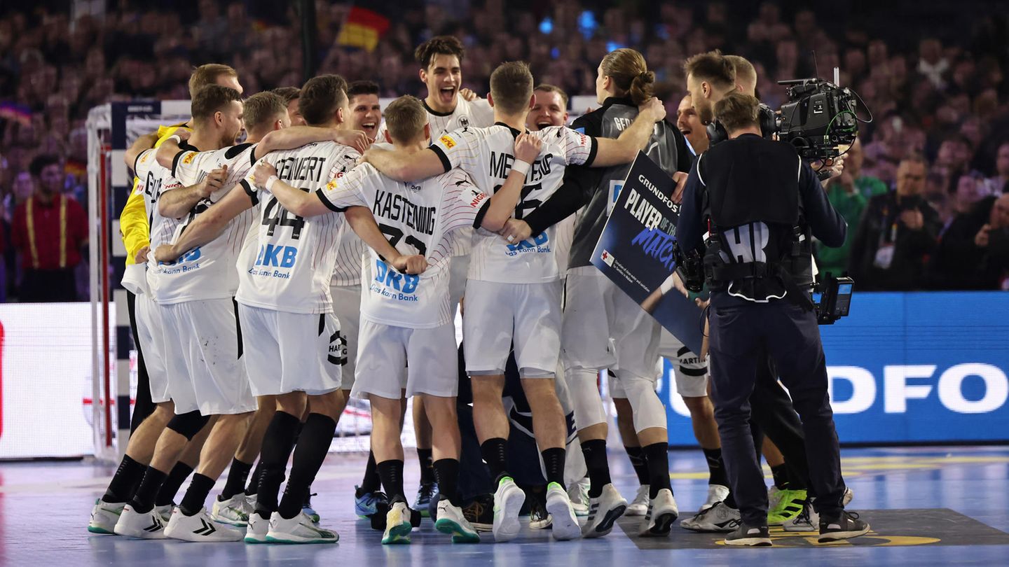 Im Kreis hüpfend feierten die deutschen Handballer in der Parkettmitte ihren Traumstart in die EM-Festwochen