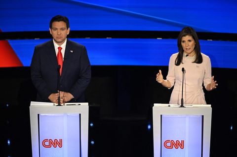 Nikki Haley und Ron DeSantis stehen an Rednerpulten in einem TV-Studio