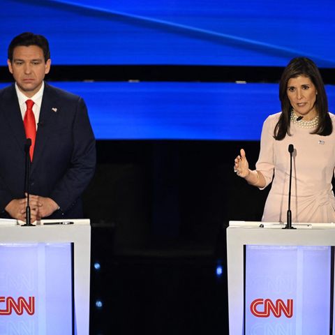 Nikki Haley und Ron DeSantis stehen an Rednerpulten in einem TV-Studio