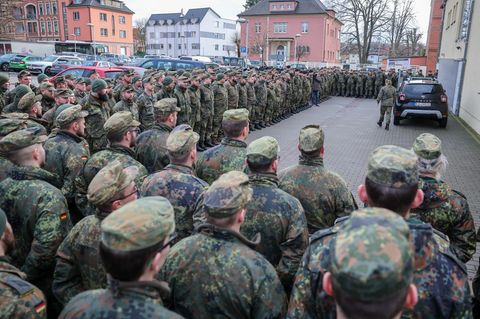 Soldaten der Bundeswehr stehen in Aufstellung auf einem Exerzierplatz