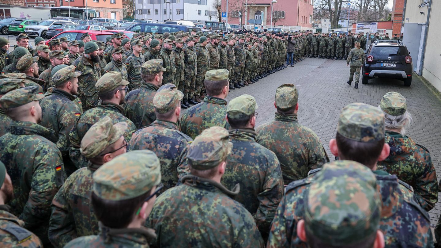 Soldaten der Bundeswehr stehen in Aufstellung auf einem Exerzierplatz