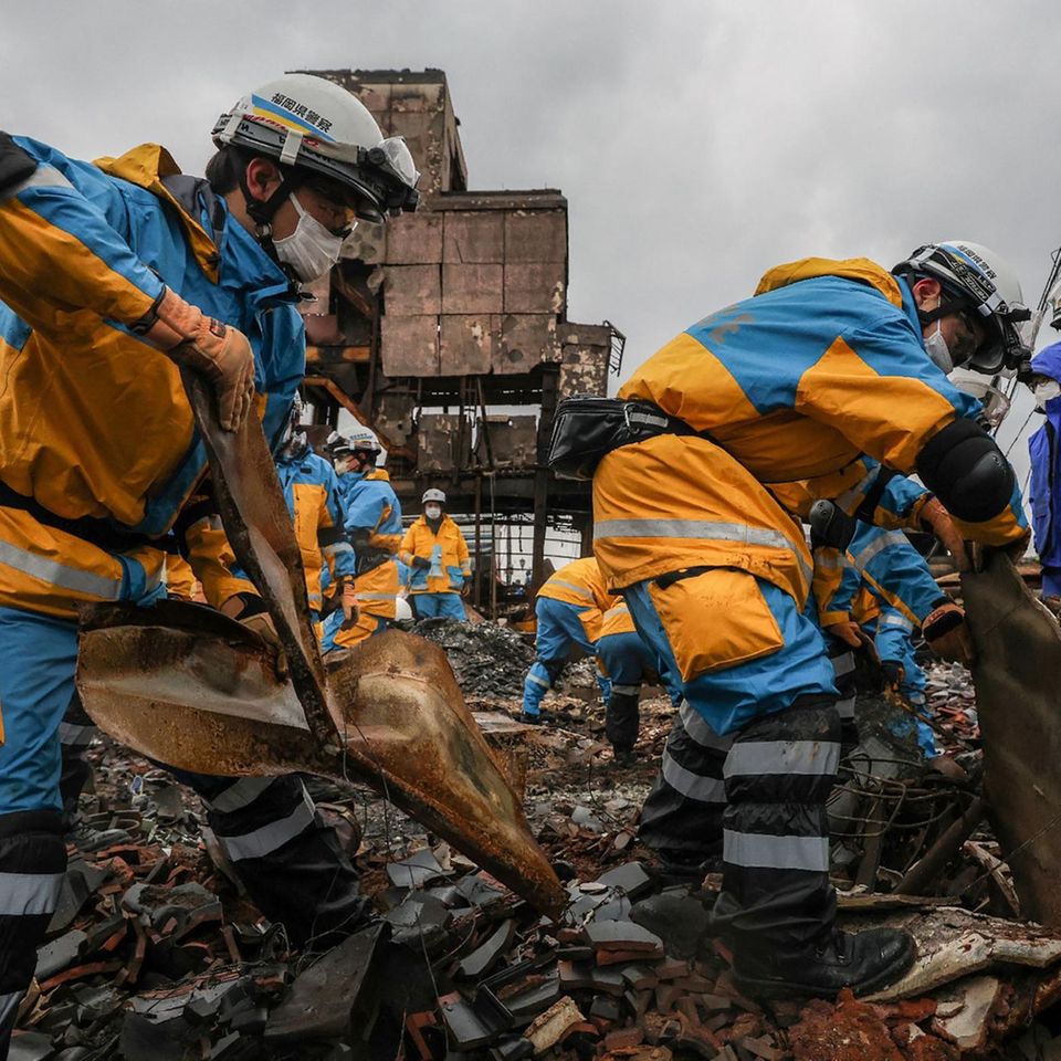 Wajima, Japan. Fast zwei Wochen nach dem Erdbeben an Neujahr suchen die Einsatzkräfte immer noch nach Menschen. Nach Behördenangaben werden noch 68 vermisst – 203 starben durch das Beben.