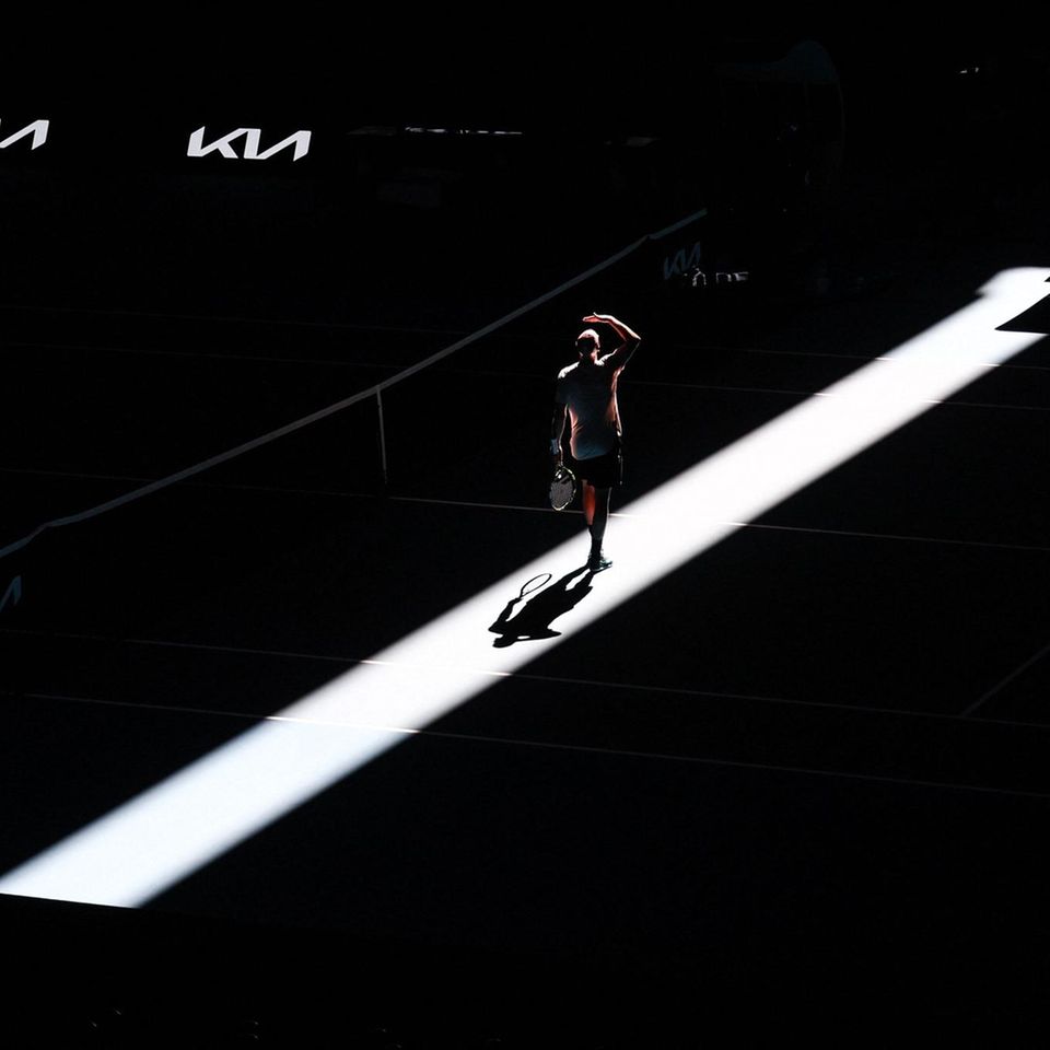 Melbourne, Australien. Auf leuchtenden Pfaden wandeln wohl Sieger – so wie vielleicht der Franzose Adrian Mannarino, der während des Trainings vor den Australien Opens auf einem Lichtstreifen durch die Rod Laver Arena geht. Allerdings tritt auch Tennis-Star Alexander Zverev an. Mal sehen, wie er sich schlägt.