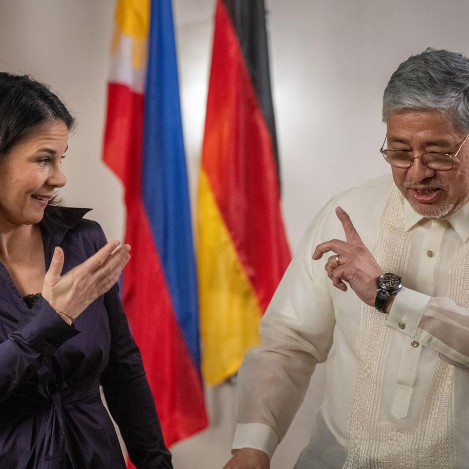 Manila, Philippinen. Annalena Baerbock mit ihrem Amtskollegen, dem philippinischen Außenminister Enrique Manalo. Nach ihrer Reise durch den Nahen Osten besucht die deutsche Außenministerin auch Malaysia, die Philippinen und Singapur. Dort will sie angesichts der immer aggressiver auftretenden chinesischen Regierung für eine engere Kooperation mit Partnern in Südostasien werben.
