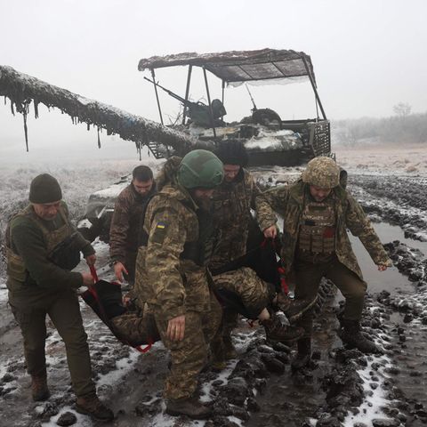 Ukrainische Soldaten trainieren die Evakuierung eines verletzten Kameraden in der Nähe von Bachmut
