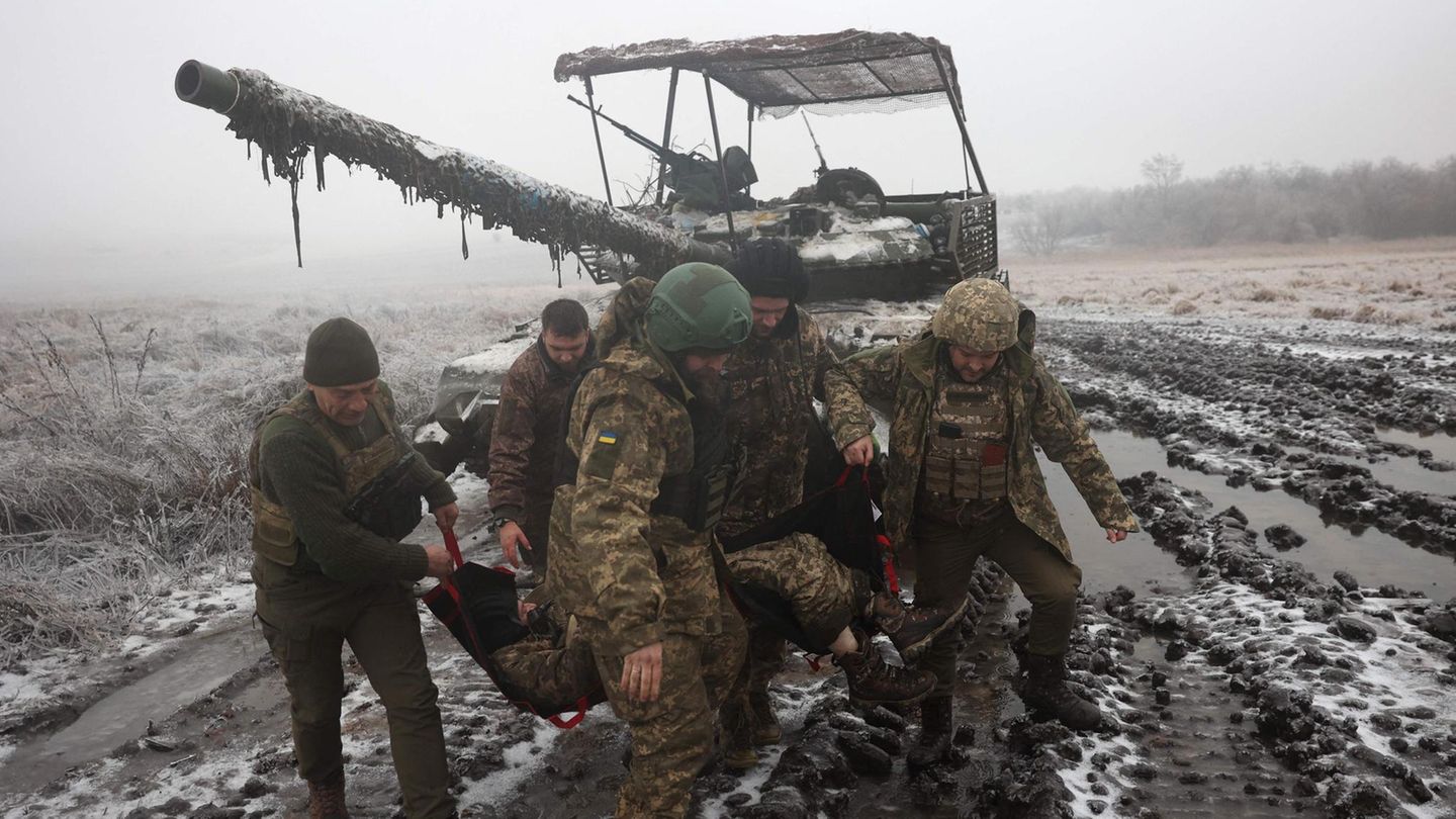 Ukrainische Soldaten trainieren die Evakuierung eines verletzten Kameraden in der Nähe von Bachmut