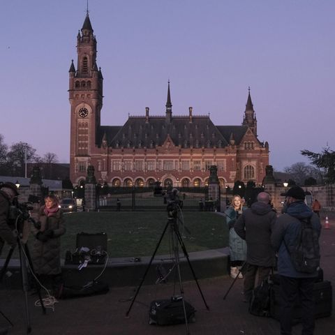 Journalisten stehen vor dem Internationalen Gerichtshof und berichten vor einer Anhörung
