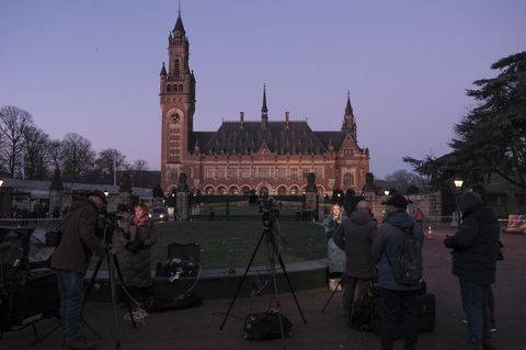 Journalisten stehen vor dem Internationalen Gerichtshof und berichten vor einer Anhörung