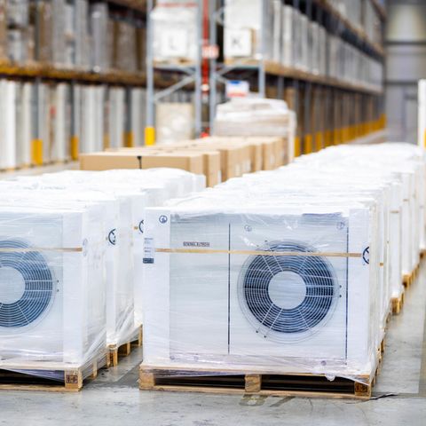 Verpackte Wärmepumpen von Stiebel Eltron stehen im Lager
