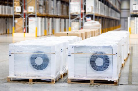 Verpackte Wärmepumpen von Stiebel Eltron stehen im Lager