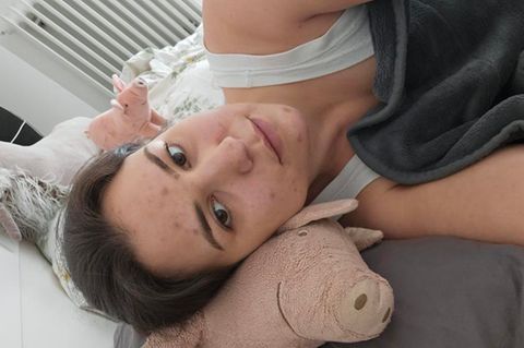 Sarah Buckel im Oktober 2023. Heute kann sie zumindest wieder alleine duschen und wenige Schritte gehen. Von einem normalen Leben ist sie aber immer noch weit entfernt.