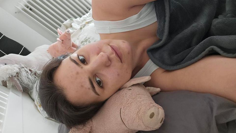 Sarah Buckel im Oktober 2023. Heute kann sie zumindest wieder alleine duschen und wenige Schritte gehen. Von einem normalen Leben ist sie aber immer noch weit entfernt.