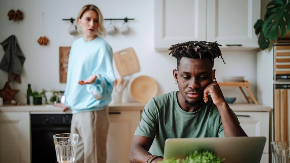 Kommunikation sei der gemeinsame Nenner vieler Probleme, erklärt Paartherapeutin Pérez im Interview. 