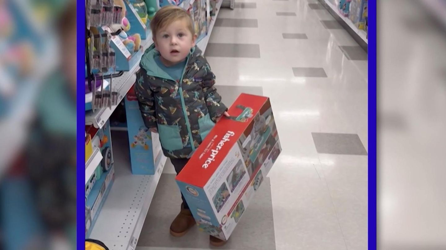 Raffinierter Zug: Cleverer Frechdachs: Kleinkind trickst seinen Vater beim Spielzeugkauf aus
