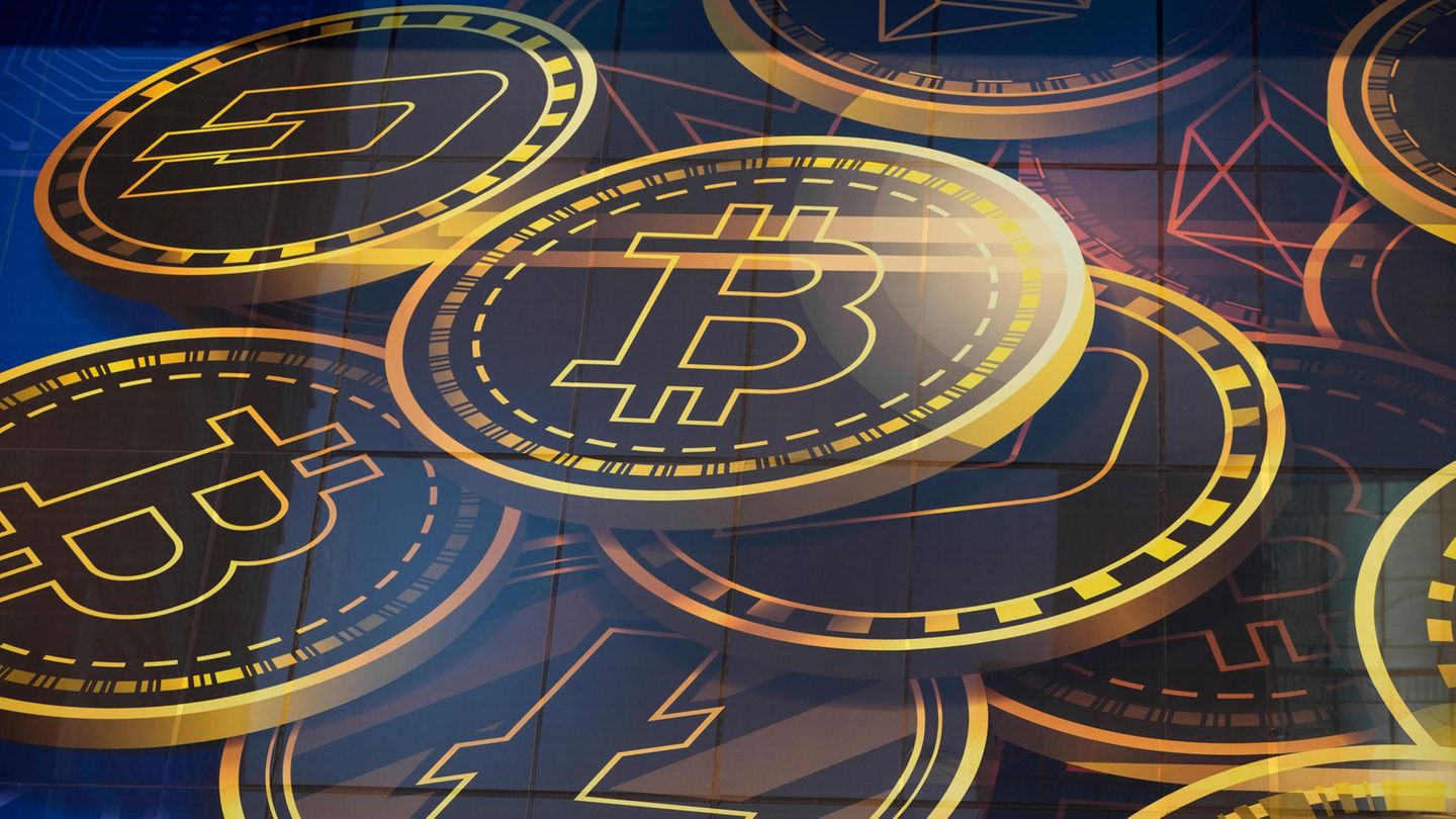 Werbung für die Kryptowährung Bitcoin wird an einem Gebäude in Hongkong gezeigt