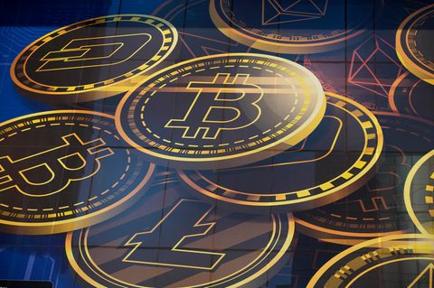Werbung für die Kryptowährung Bitcoin wird an einem Gebäude in Hongkong gezeigt