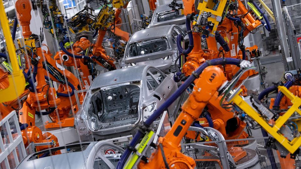 Preise runter: BMW-Produktion BMW im Stammwerk. Der vollelektrische I4 ist inzwischen mit 14 Prozent Rabatt zu haben.