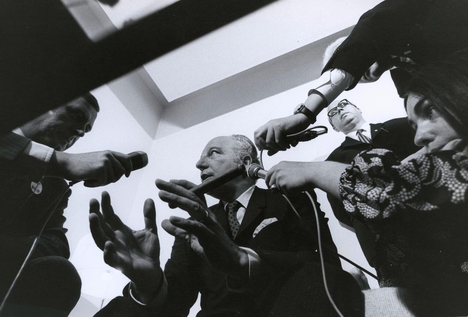 Mit Zigarre und umringt von Mikrofonen: der damalige Außenminister Walter Scheel 1969