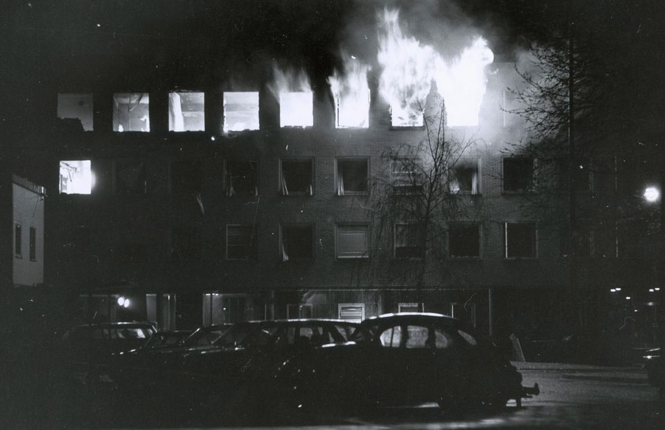 1975 besetzt ein RAF-Kommando die Deutsche Botschaft in Stockholm. Zwei der zwölf Geiseln werden erschossen, die anderen können nach einer Sprengstoffexplosion fliehen 