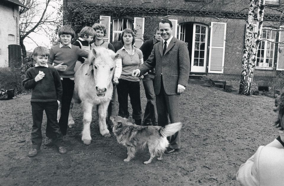 Deceased stern photographer: A piece of contemporary history that extends into today: The newly elected Prime Minister of Lower Saxony, Ernst Albrecht, presents his family and pets in 1976. In the middle, to the left of her father, is his daughter Ursula – who today heads the EU Commission as Ursula von der Leyen A piece of contemporary history that extends into today: The newly elected Prime Minister of Lower Saxony, Ernst Albrecht, presents his family and pets in 1976. In the middle, to the left of her father, is his daughter Ursula – who today heads the EU Commission as Ursula von der Leyen