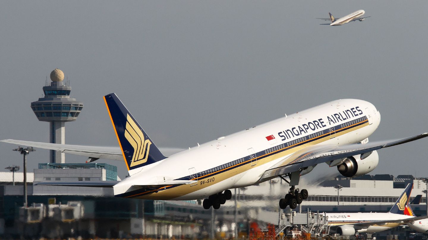 Platz 6: Singapore Airlines Mit einem Risikoindex 90,99 Prozent konnte sich die Airline aus dem asiatischen Stadtstaat um einen Platz verbessern. In Deutschland wird neben München auch Frankfurt angeflogen – ab Ende März 2024 auch wieder mit dem Airbus A380. Einer der täglichen Frankfurt-Flüge wird mit der Boeing 777 weiter nach New York geführt.