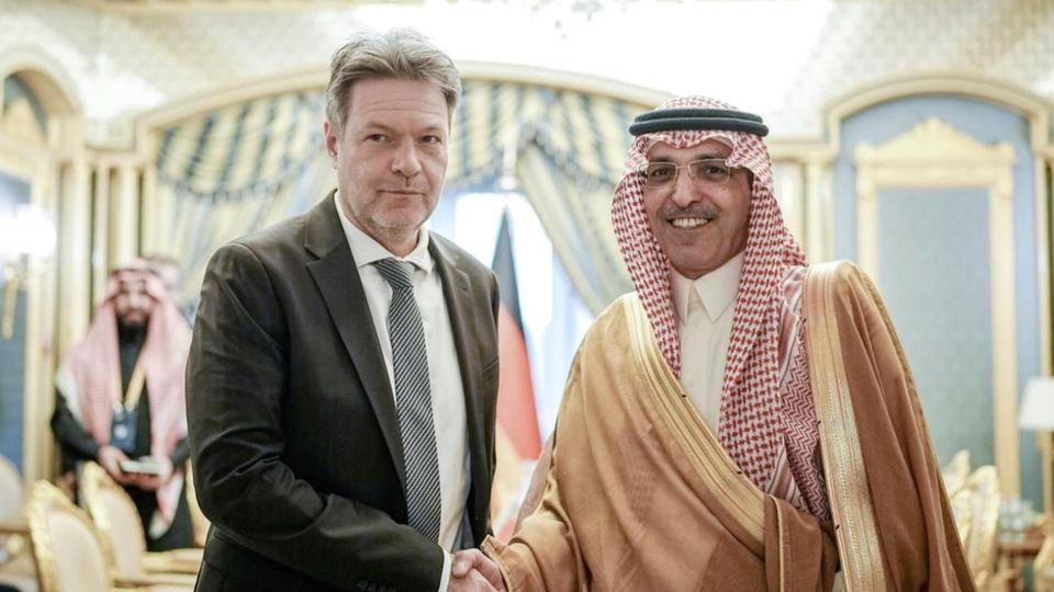 Bundeswirtschaftsminister: Missgeschick bei Moscheebesuch im Oman: Schuhlosem Habeck unterläuft Fashion-Fauxpas