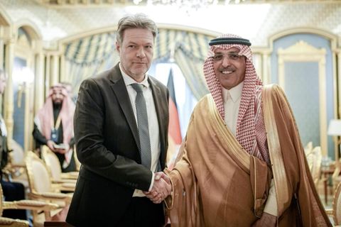 Bundeswirtschaftsminister: Missgeschick bei Moscheebesuch im Oman: Schuhlosem Habeck unterläuft Fashion-Fauxpas