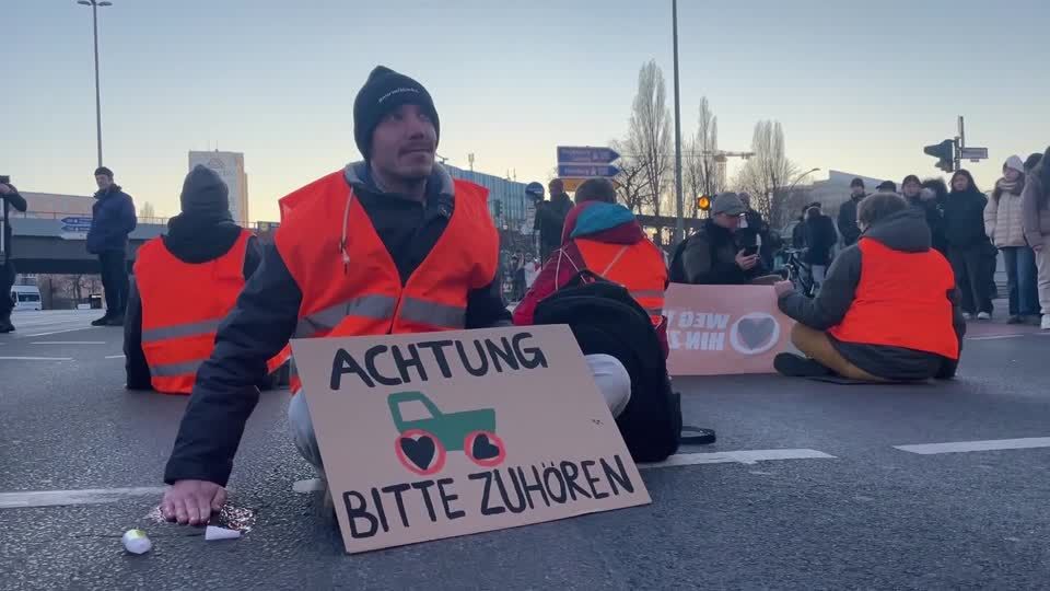 Video: Kleber oder Traktoren: Wer darf den Verkehr lahmlegen? Video: Kleber oder Traktoren: Wer darf den Verkehr lahmlegen?