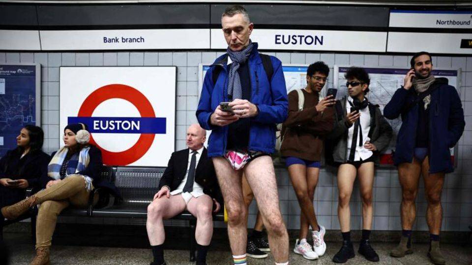 Alljährlicher Flashmob: "No-Pants-Subway-Ride": Halbnackte Menschenmengen in Londoner U-Bahn